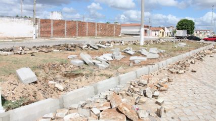 A Prefeitura do Assú, através da Secretaria de Obras, está trabalhando na recuperação de canteiros centrais da Rua 24 de Junho (4)