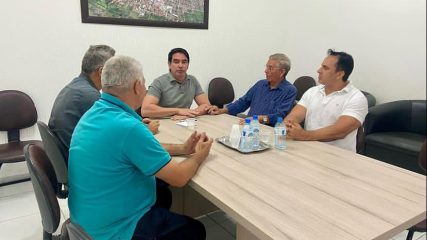 A Prefeitura e a organização não governamental já possui parceria relevante frente ao projeto de construção de casas populares, mas na pauta ainda esteve o contexto da legalização de terras na cidade (2)
