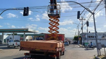 A Secretária de Mobilidade Urbana e Transporte se antecipa e realiza manutenção preventiva em toda rede de semáforos do município (3)