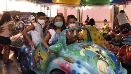 Crianças da rede municipal de ensino têm tarde de lazer em parque de diversões (2)