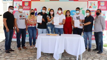 Frutilândia ganha rua asfaltada