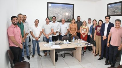 Lula-Soares-e-Gustavo-Soares-Apresentam-Equipe-de-Transicao-para-Nova-Gestao-em-Assu-1-1200x800