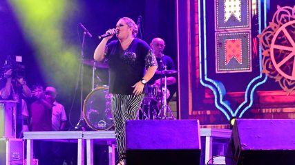 O palco do São João mais antigo do mundo foi iluminado pelo talento da nossa querida artista local, Fadja Lorena! (1)