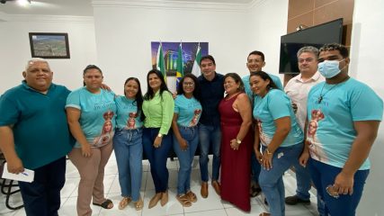 O prefeito Gustavo Soares recebeu, juntamente a secretários de gestão, a comissão organizadora de três eventos religiosos que acontecerão na cidade até o mês de junho (2)