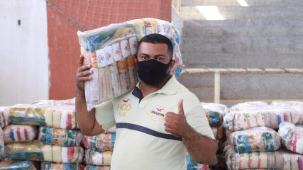 PREFEITURA DO ASSÚ CONTINUA ENTREGA DE KITS DO ALIMENTO EM CASA (4)