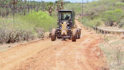 PREFEITURA REALIZA RECUPERAÇÃO DE CÍRCULO VIÁRIO NA ZONA RURAL (2)