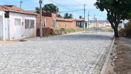 Prefeitura de Assú visita obra de pavimentação na Rua Vigário de Mesquita, no Frutilândia (1)