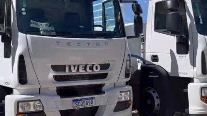 Prefeitura recebe dois novos carros pipas para abastecimento de água na zona rural