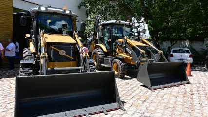 Prefeitura recebe duas novas retroescavadeiras para fortalecimento da agricultura local (1)