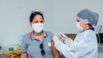 Professores e trabalhadores da Educação recebem 2ª dose contra covid-19