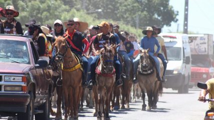 Reunindo fiéis de toda região, Assú celebrou neste domingo (9) a cavalgada e almoço dos festejos da padroeira de Nossa Senhora da Conceição, em Nova Esperança