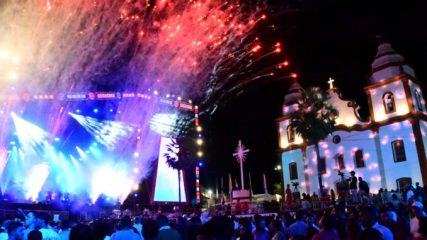 Sao-Joao-do-Assu-30-mil-pessoas-lotam-a-cidade-em-show-de-Leo-Santana-e-PM-confirma-seguranca-nas-festividades-678x452