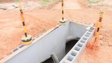 a pavimentação da rua Nival Paulino, no bairro Vista Bela, ganha agora, também, o serviço de drenagem das suas ruas adjacentes (1)