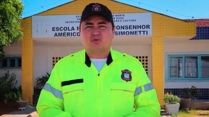 motoristas e pedestres